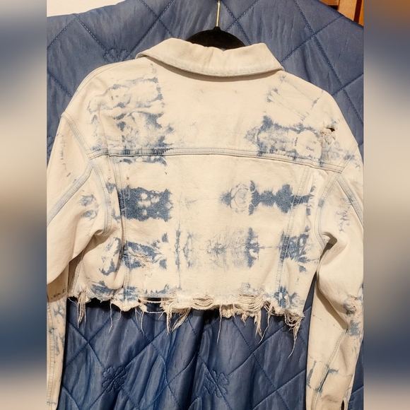 Guess White Denim Jacket with Light Blue Accents - Picture 7 of 12